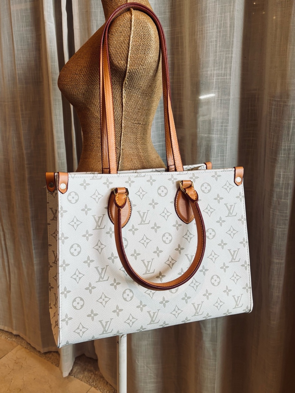 on the go quality White Monogram top handle , tote - Picture 2 of 16